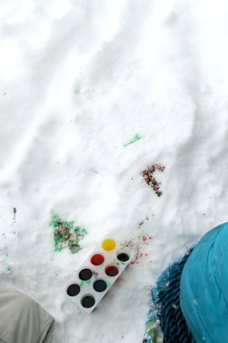 snow painting with kids in winter using an eye dropper
