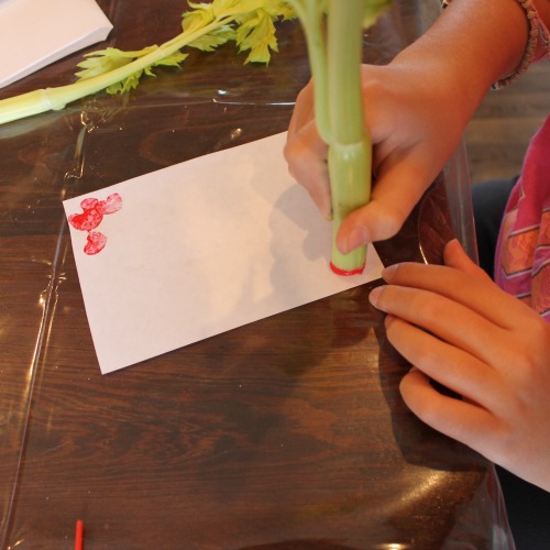 easy preschool valentine craft for kids. Such a beautiful and fun art activity for Valentine's day. #valentinesday #valentinecraft #preschoolcraft #valentines #processart
