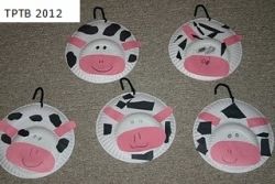paper plate crafts for preschoolers. Cows made by kids from paper plates