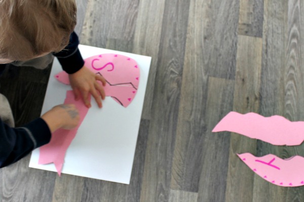 Valentine's day crafts for kids - heart name puzzle! Such a great and easy Valentine activity for preschoolers. #valentinesday #craft #preschool #alphabet #easy