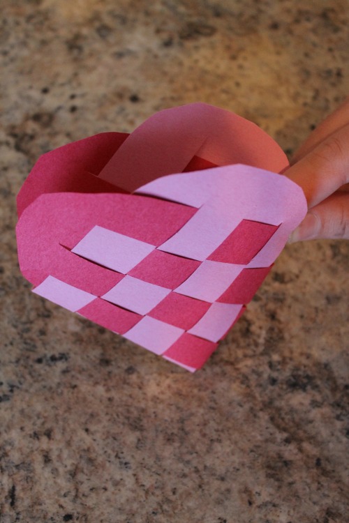 Simple woven heart baskets perfect for Valentine's Day - step-by-step instructions with pictures! Perfect for preschoolers #valentines #valentinesday #valentinecrafts #preschool #heartbasket