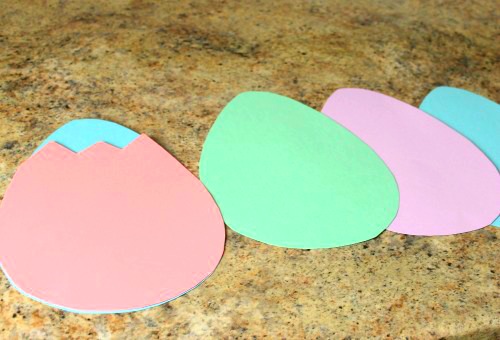 A great Easter activity for preschoolers - and Easter Name Puzzle! #Easter #Preschool #craft #activity #art
