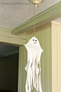 Adorable sock ghost craft for kids this Halloween. Such a cute Halloween craft for preschoolers to make!