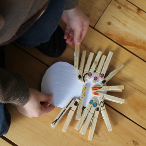 This winter STEM activity is great for also strengthening fine motor skills. Such a cute snowman craft for preschoolers! #snowman #STEM