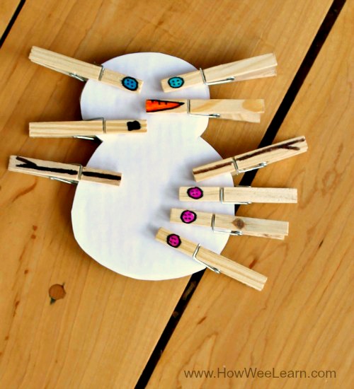 This winter STEM activity is great for also strengthening fine motor skills. Such a cute snowman craft for preschoolers! #snowman #STEM