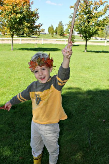 Fall crafts for kids - fall leaf crown