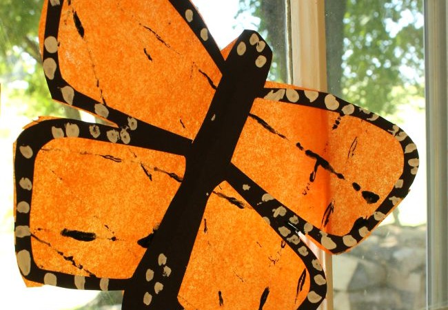 Use a marble to create this pretty monarch butterfly suncatcher craft fore preschoolers!