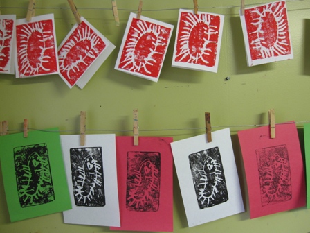 https://www.howweelearn.com/wp-content/uploads/2015/10/Gifts-kids-can-make-styrofoam-printed-cards.jpg