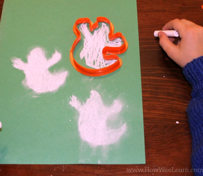 Adorable chalk ghosts Halloween craft!