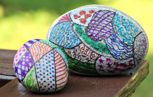 Nature crafts for kids - zentangle rocks