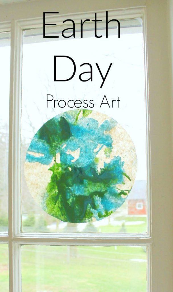 A super fun process art craft for Earth Day! This craft is great for toddlers, preschoolers, and fun for big kids too.