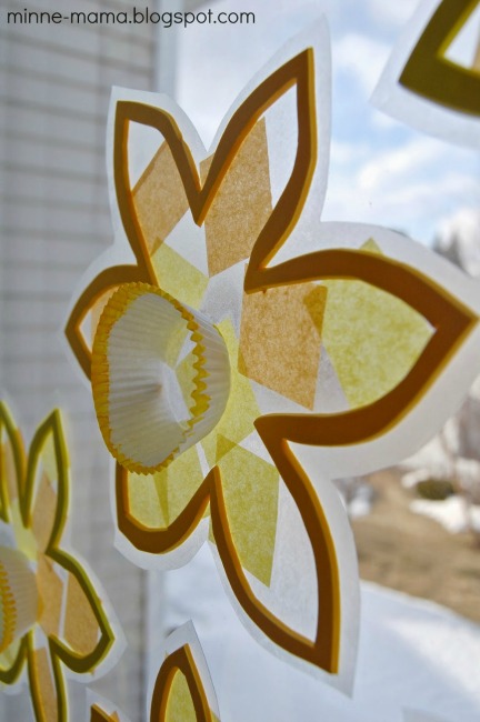 Spring crafts for toddlers - flower suncatchers