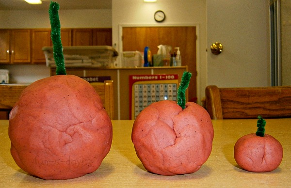 Playdough is already delightful for toddlers and preschoolers, but apple pie playdough? Now that sounds like fall fun to me! Here you will find cute and simple apple crafts for kids, toddlers and preschoolers. #applecraft #fallcrafts #fallcraftsforkids #autumncrafts #preschoolcrafts #howweelearn