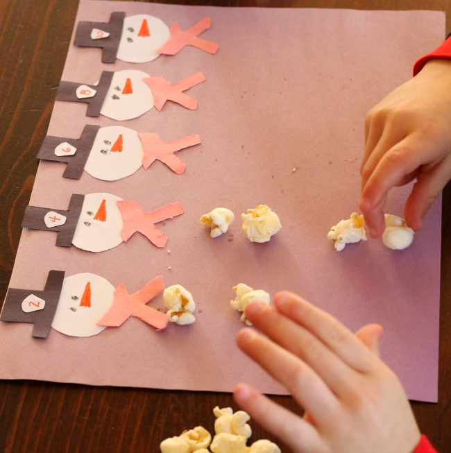 Practice counting and numbers with this cute snoman activity for preschoolers that uses popcorn! 
