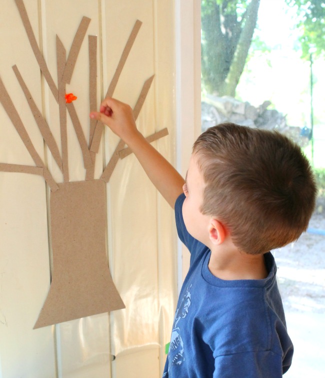 fabulous fall craft ideas for preschoolers - this contact paper tree is awesome for working on fine motor skills and such a cute craft for Autumn