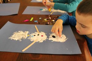 This snowman craft is perfect for preschoolers! Great for loose part play too. Such a fun #wintercraft #preschool #crafts #toddlercrafts #kindergarten #winterart #preschoolactivity