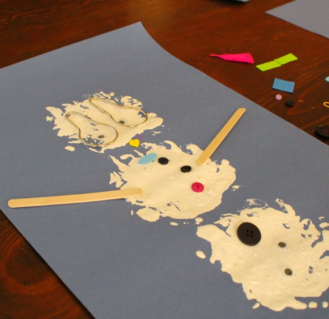 This snowman craft is perfect for preschoolers! Great for loose part play too. Such a fun #wintercraft #preschool #crafts #toddlercrafts #kindergarten #winterart #preschoolactivity