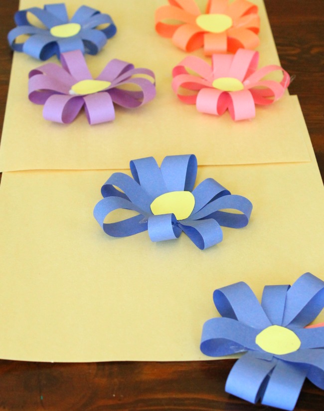 Pretty 3D paper flowers for kids to make! Such a simple and colorful spring craft! #spring #preschool #craft #papercraft #kidsactivities
