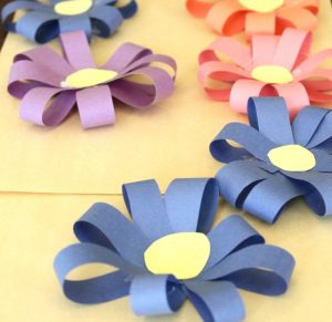 Pretty 3D paper flowers for kids to make! Such a simple and colorful spring craft! #spring #preschool #craft #papercraft #kidsactivities