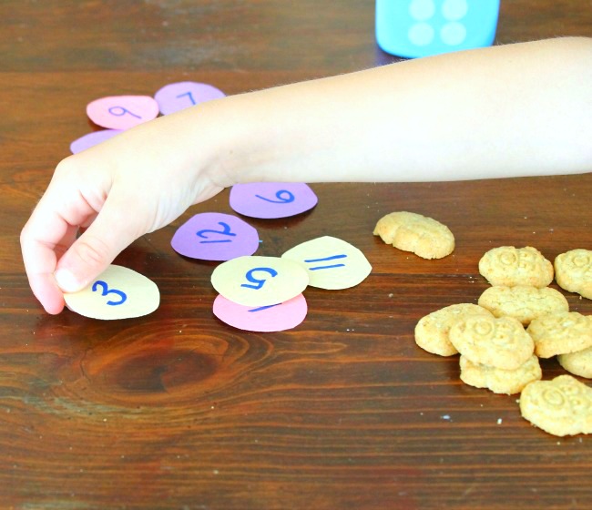 These preschool math games are so much fun for kids! #sponsored #betterfirsts #bearpaws #madebetter #preschool #counting #math