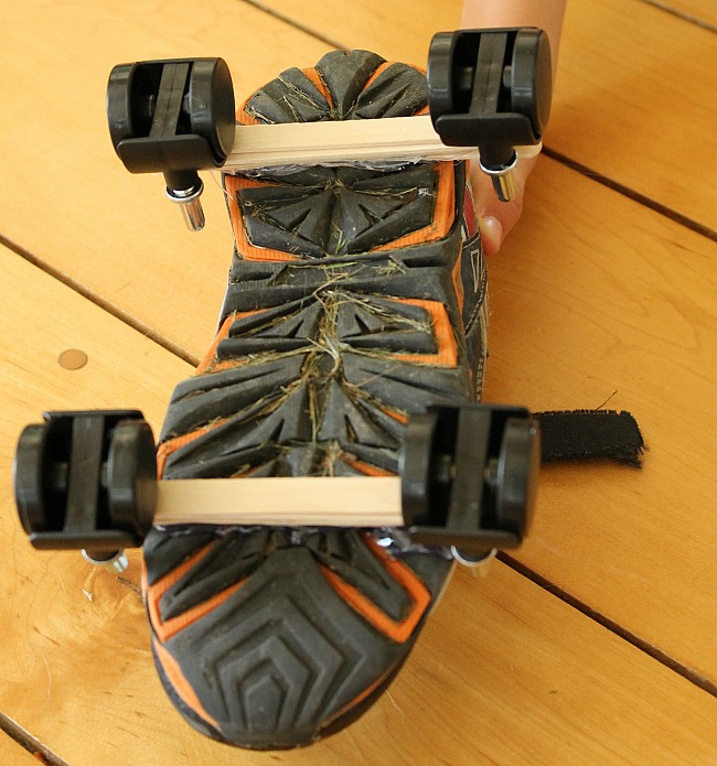 Homemade Rollerskates for kids! Such a great STEAM activity for kids. #steam #stem #homemadetoys #toys #DIY