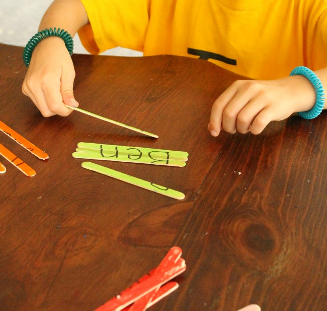 These name puzzles are a great way to learn a name for preschoolers! All you need is popsicle sticks too. #howweelearn #KwikStix #sponsored #preschool #name #letters #learning #quiettime #independentplay #preschoolactivities #preschoollearning