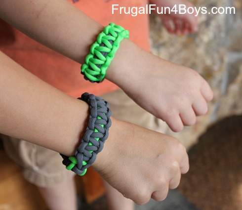 Awesome bracelets for kids to make! These are easy and fun DIY bracelets for kids of all ages. #bracelets #kids #crafts #DIY