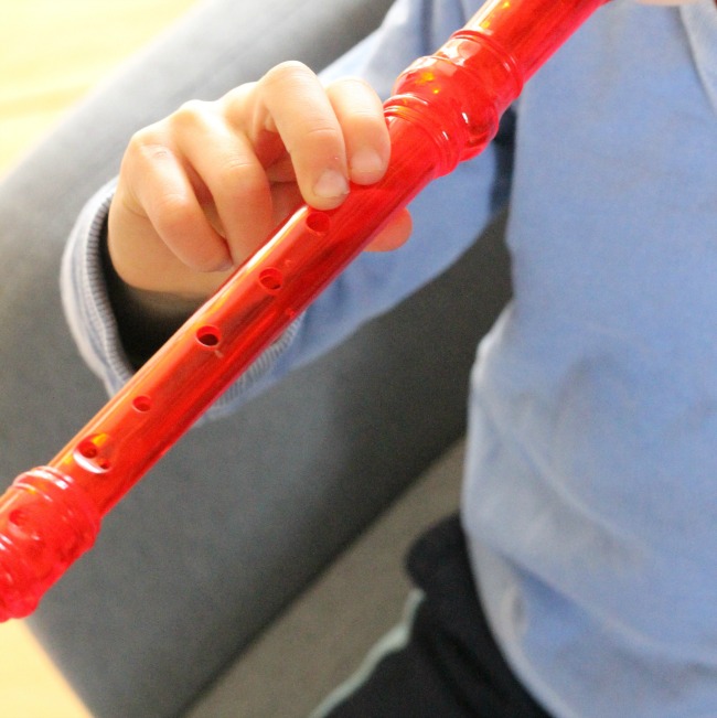 The easiest way to teach kids to play the recorder! Love this step by step simple tutorial! #HowWeeLearn #sponsored #oakmeadow #Recorder #musicalinstruments #howto #tutorial #musicclass #homeschool #homeschooling #learning #kidsactivities #music #activitiesforkids