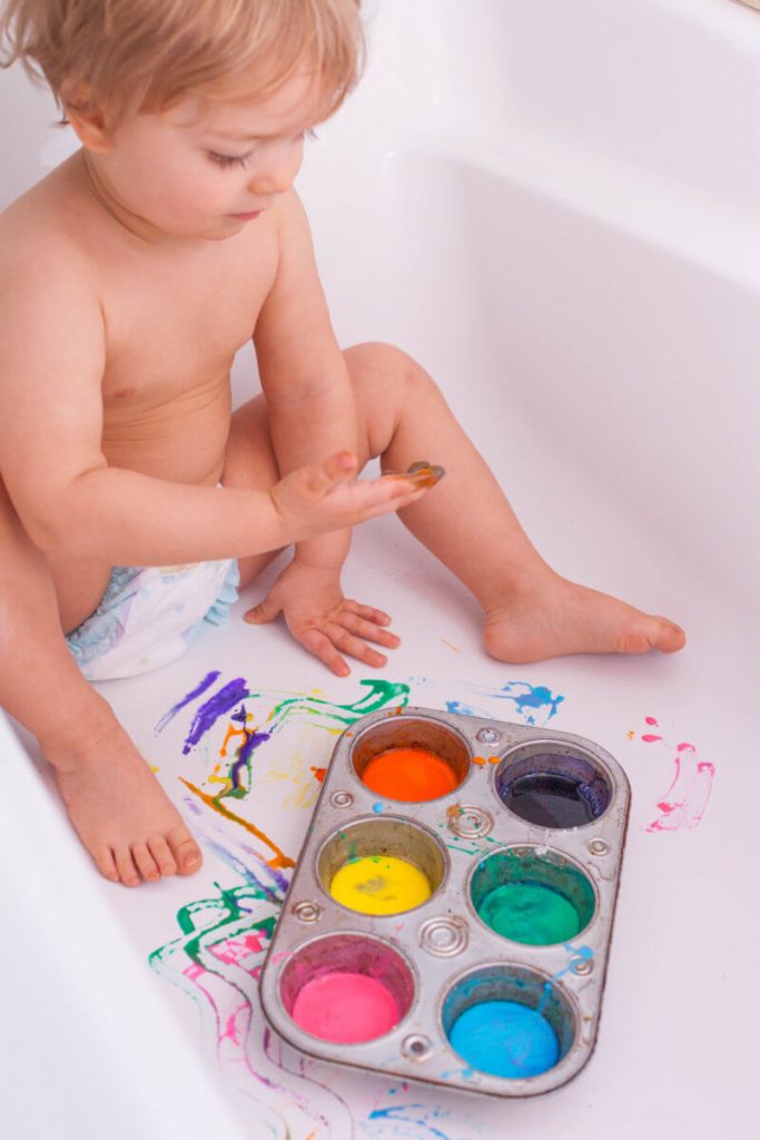 SUch fun bath time activities for toddlers! Great play ideas for kids to do in the bath tub. Science activities, play ideas, learning activities, even a bath time soap playdough! #HowWeeLearn #bathtime #bathtubactivities #preschoolactivities #toddleractivities #playideas #sensoryplay #sensory #wateractivities #watertable