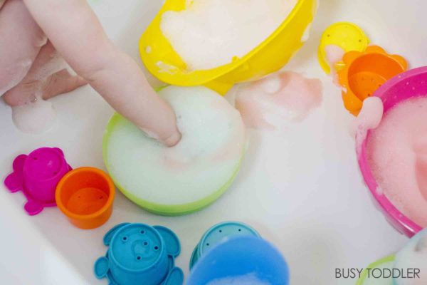 SUch fun bath time activities for toddlers! Great play ideas for kids to do in the bath tub. Science activities, play ideas, learning activities, even a bath time soap playdough! #HowWeeLearn #bathtime #bathtubactivities #preschoolactivities #toddleractivities #playideas #sensoryplay #sensory #wateractivities #watertable