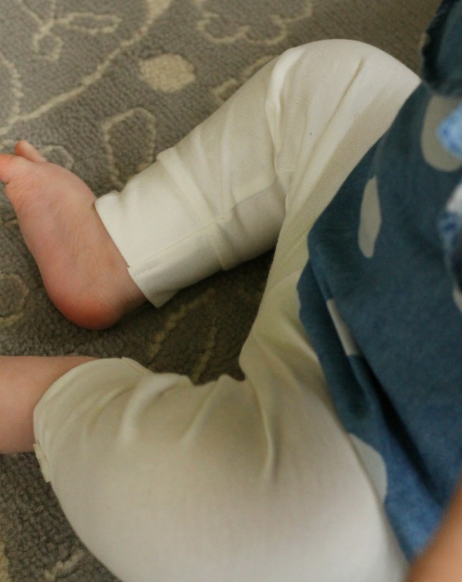 How to help baby learn to sit! These are great sitting activities and sitting games for baby. This post has great tips and tricks to get baby sitting in no time! #howweelearn #babyactivities #babyactivity #sitting #momtips #newmom #6months #sixmonths