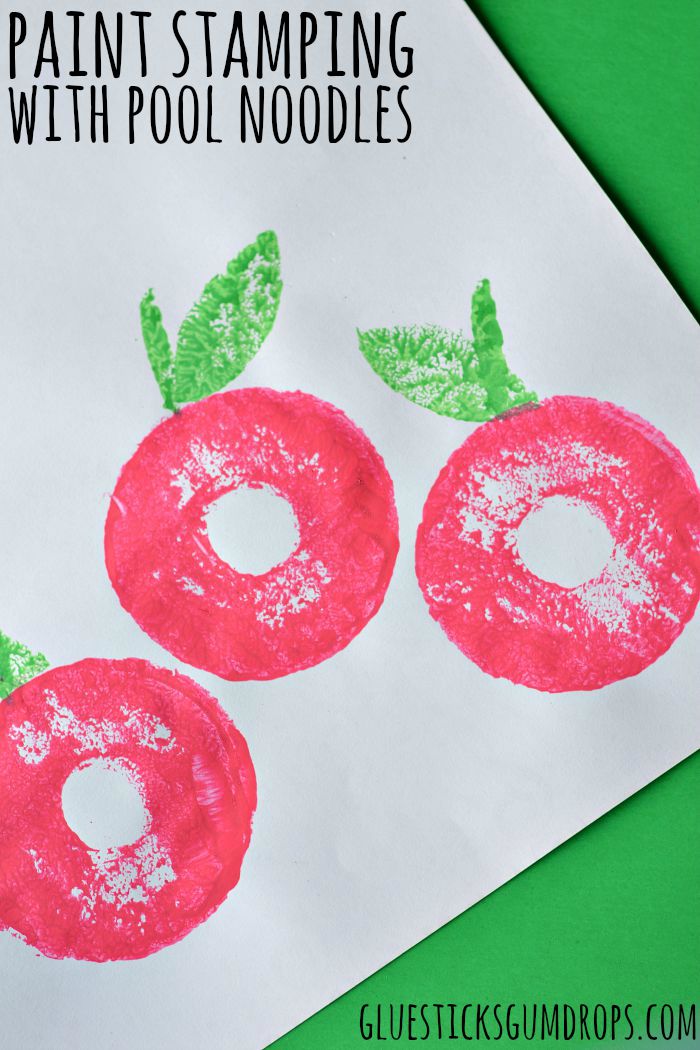Don't put the pool noodles away just yet! This quick and easy stamping activity is great for fall apple crafts! Here you will find cute and simple apple crafts for kids, toddlers and preschoolers. #applecraft #fallcrafts #fallcraftsforkids #autumncrafts #preschoolcrafts #howweelearn