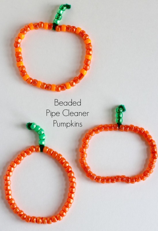 This cute beaded pumpkin craft is a perfect fine motor activity for toddlers. Here you'll find a variety of easy Halloween crafts for your kids, toddlers and preschoolers. #Howweelearn #Halloweencrafts #Craftsforkids