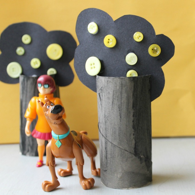 Add a taste of Halloween to your kids' pretend play with this Spooky Forest craft! Here you'll find a variety of easy Halloween crafts for your kids, toddlers and preschoolers. #Howweelearn #Halloweencrafts #Craftsforkids