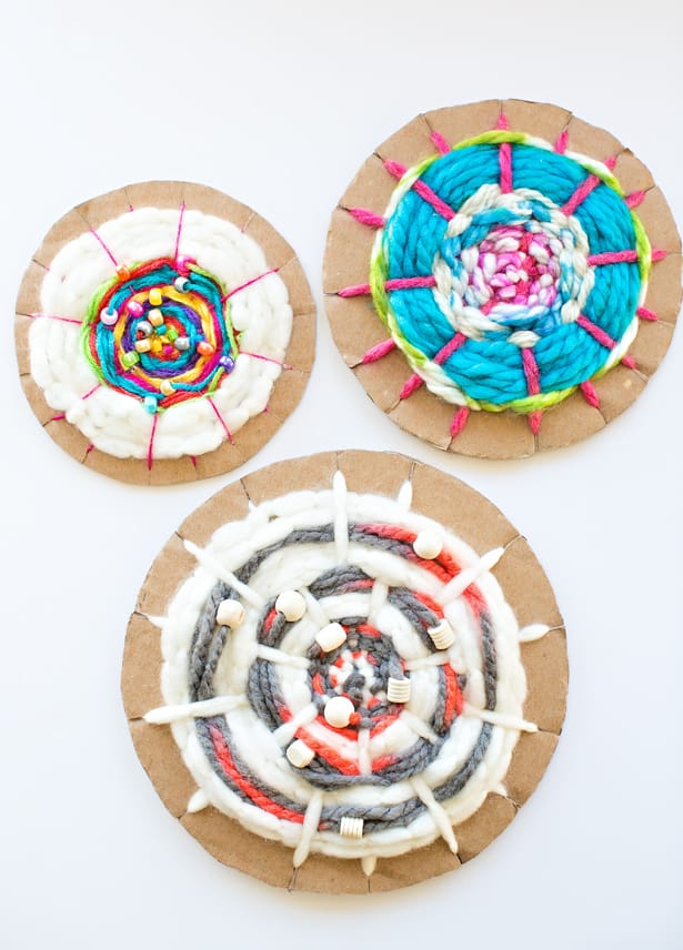 Take art on-the-go with these beautiful weaving busy bags. You can find more stellar busy bags for babies, toddlers, preschoolers and kids by clicking here! #howweelearn #busybags #quiettime #finemotor #preschoolactivities #kidsactivities