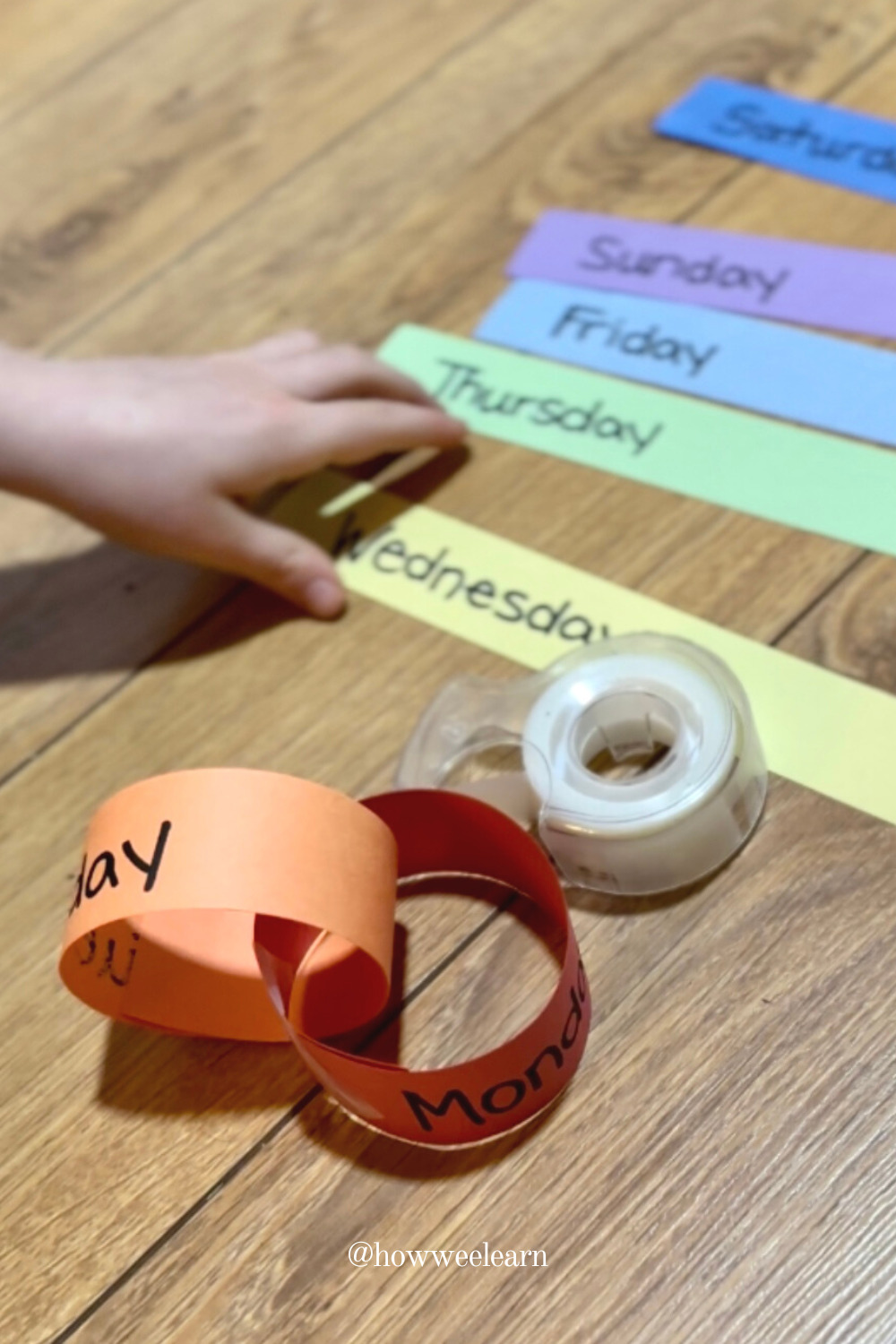 Photo of how to assemble a days of the week paper chain.